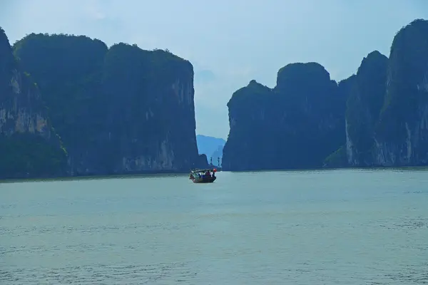 Cat ba ostrovy a skalní útvary vietnam — Stock fotografie