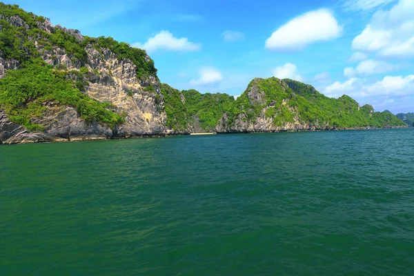 Cat ba islands and rock formations — Stock Photo, Image
