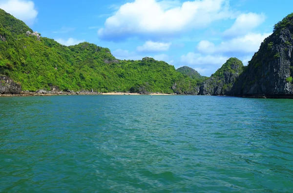 Cat ba islands and rock formations — Stock Photo, Image