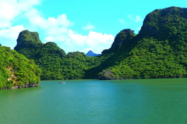 Cat ba and cat ca rock formations — Stock Photo, Image