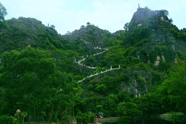 Tam coc 3 templos en la montaña —  Fotos de Stock