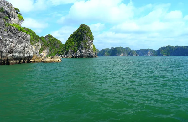 Cat ba islas y formaciones rocosas — Foto de Stock