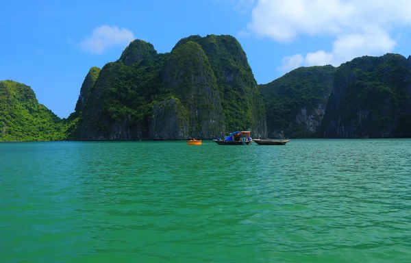 Cat ba îles et formations rocheuses — Photo