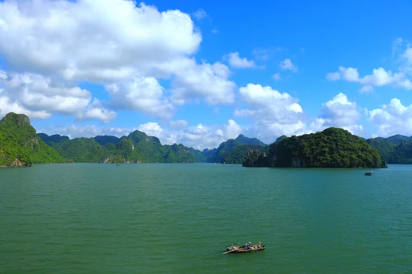 Cat ba and cat ca rock formations — Stock Photo, Image