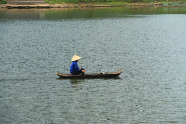 在传统的木制船上钓鱼的越南女人 — 图库照片