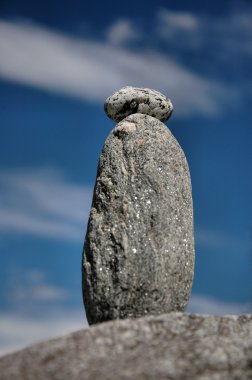 Taşlar ve mavi gökyüzü yığını
