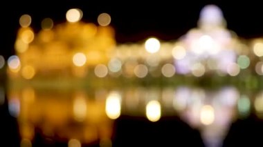 Amritsar, Punjab, Hindistan - 06 Ocak 2019: Gece sularında yansıması olan altın tapınak