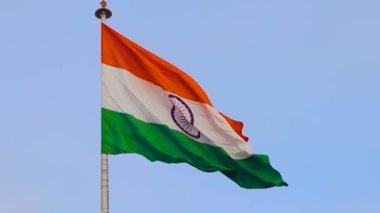 Wagah Sınırı, Ulusal Otoyol 1 PB, Wagah, Hardo Rattan, Amritsar, Punjab - 07 Ocak 2019: Arkasında açık mavi gökyüzü olan Hindistan bayrağı