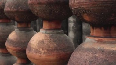 El yapımı tencereler birbiri üzerine istiflenmiş..