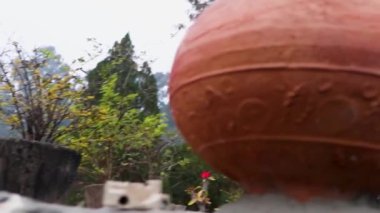 El yapımı tencereler birbiri üzerine istiflenmiş..