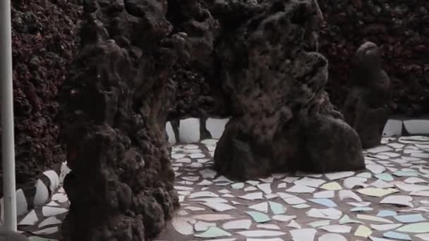 Diverse Sculture Rocce Esposte Nel Giardino Roccioso — Video Stock