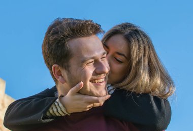 Gülümseyen adam parkta domuzcuğu kız arkadaşına geri veriyor..