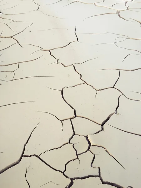 Riss im ausgetrockneten Boden — Stockfoto