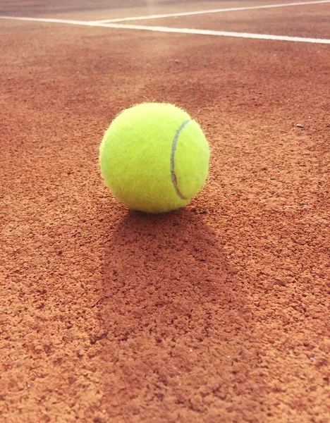 Tennis ball on tennis court — Stock Photo, Image
