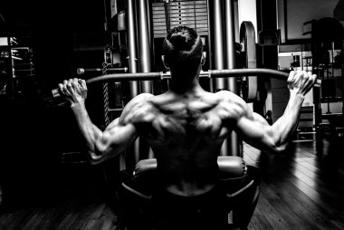 İçinde jimnastik salonu kas delikanlı