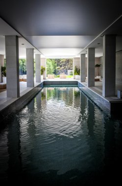 Zarif havuzda binalar