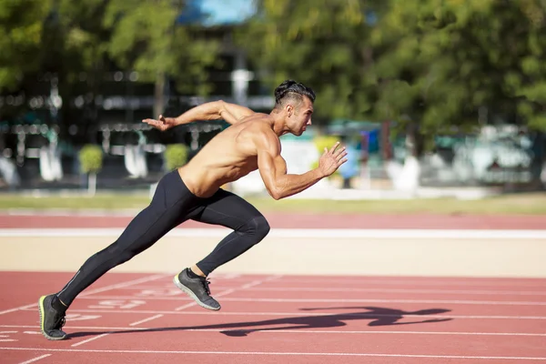 Sprinter saindo na pista de corrida . — Fotografia de Stock