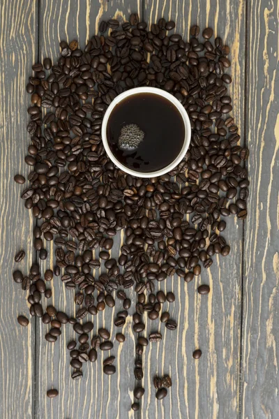 Montón de granos de café en taza — Foto de Stock