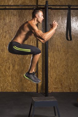 İçinde jimnastik salonu kas delikanlı