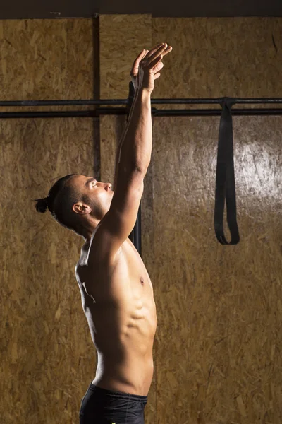 Ung muskuløs mann i gymsalen – stockfoto