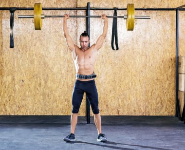 İçinde jimnastik salonu kas delikanlı