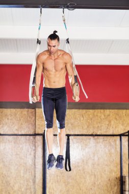 İçinde jimnastik salonu kas delikanlı