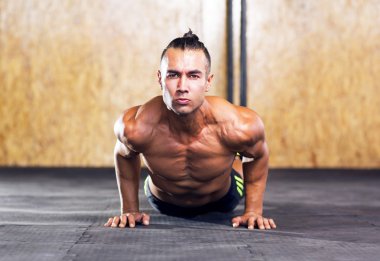 İçinde jimnastik salonu kas delikanlı