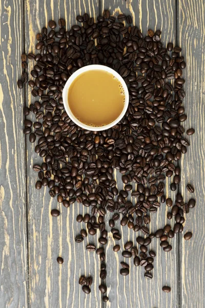 Montón de granos de café en taza — Foto de Stock