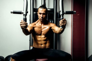 İçinde jimnastik salonu kas delikanlı