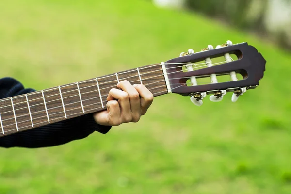 Gitarzysta gra piosenkę na świeżym powietrzu — Zdjęcie stockowe