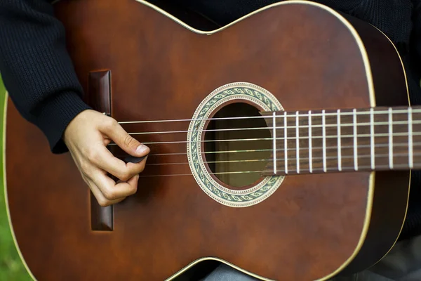 Uma guitarra acústica — Fotografia de Stock