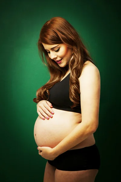 Une femme enceinte — Photo