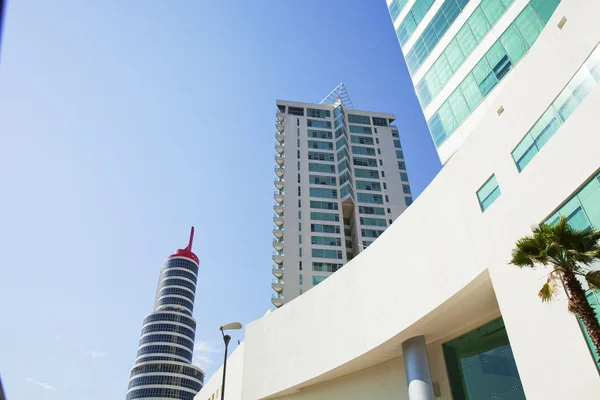 Edificio de oficinas en centro de negocios — Foto de Stock