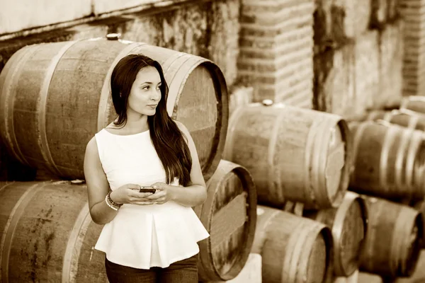 Frau im Weinkeller — Stockfoto
