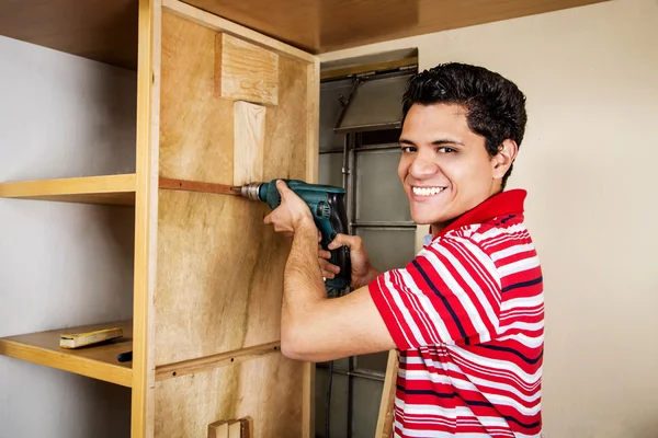 Carpinteiro homem trabalhando — Fotografia de Stock