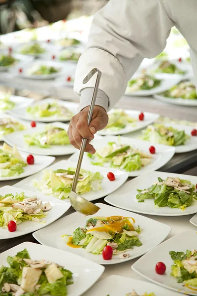A chef serving salad — Stock Photo, Image
