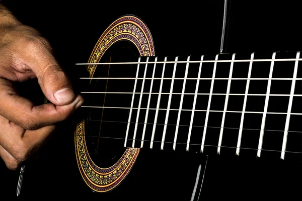 Guitarra acústica preta no assento vermelho — Fotografia de Stock