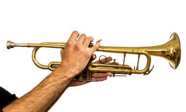 Altın pirinç trompet beyaz arka plan üzerinde izole yumuşak ışık.