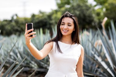 Bir Latina açık havada