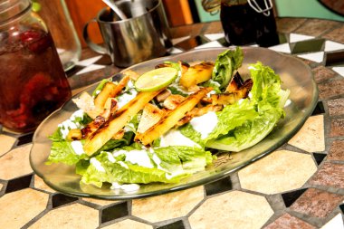 Salata ve meyve içki ile Tavuk lezzetli yemek