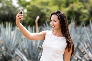 Bir Latina açık havada