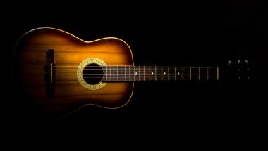 Siyah bir arka plan üzerinde kahverengi gitar