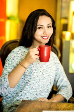 Bir fincan kahve sabah olan kadın