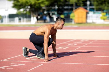 Genç kaslı adam bir parça karşılamak başlatmaya hazır.