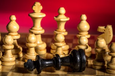 Siyah ve sarı satranç taşları