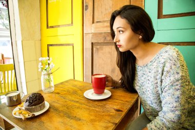 Bir fincan kahve sabah olan kadın