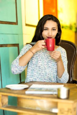 Bir fincan kahve sabah olan kadın