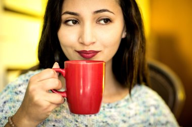 Bir fincan kahve sabah olan kadın