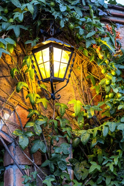 Lanternas em uma casa medieval parede mexicana — Fotografia de Stock