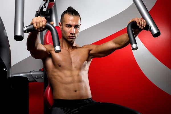 Young muscular man in gym — Stock Photo, Image